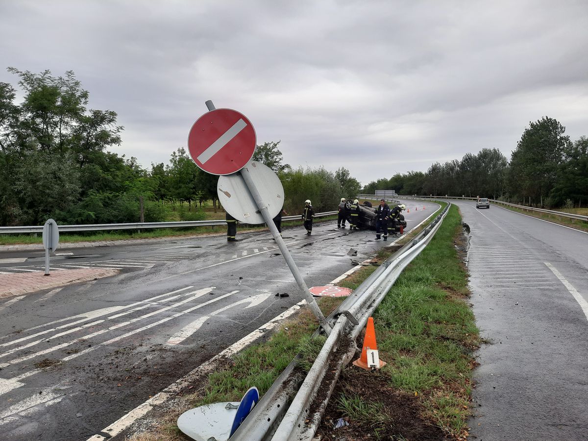 SZON Felborult egy autó az M3 ason Nyíregyházánál Fotók