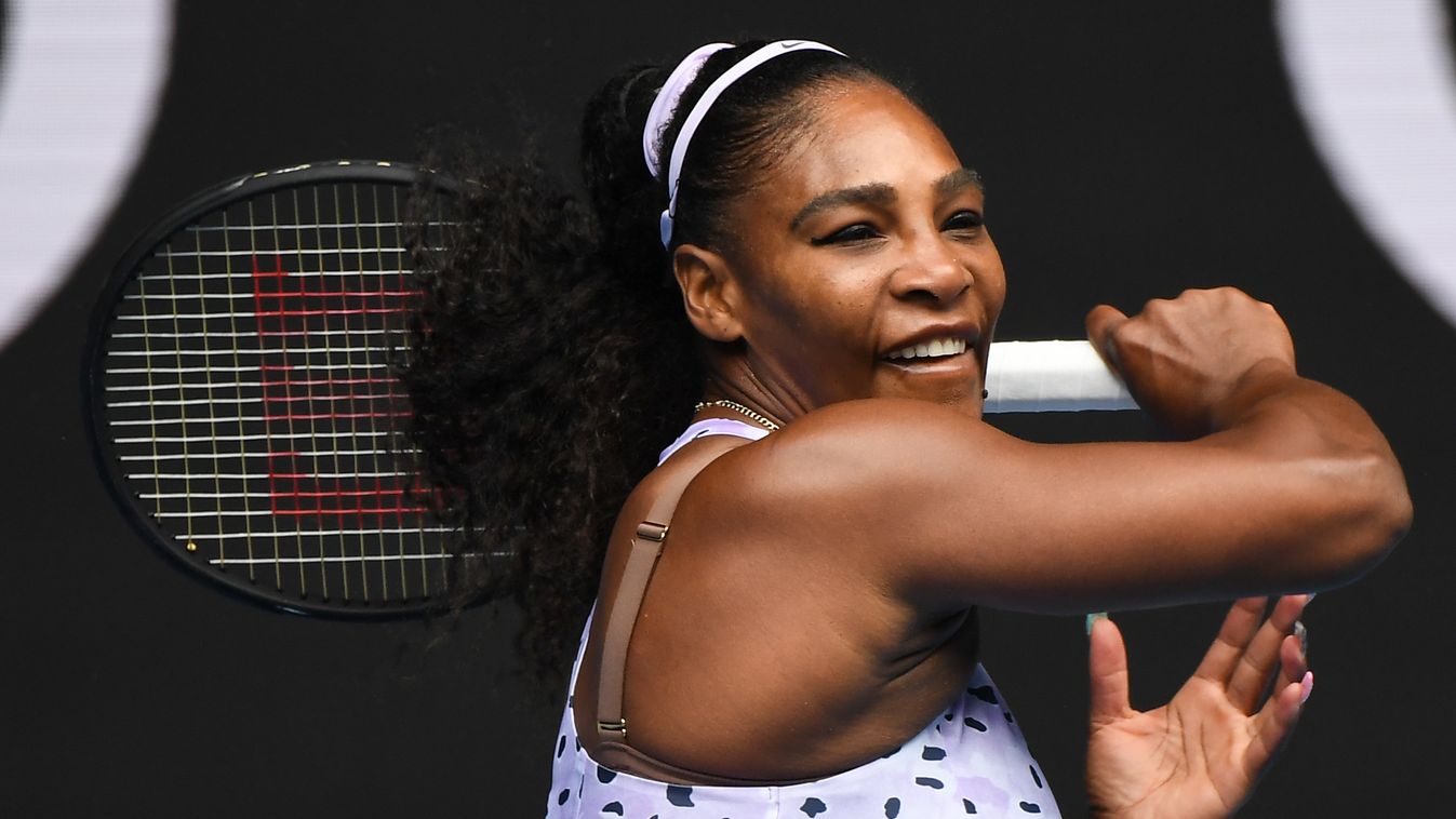 Egyenruhában püföli a teniszlabdát Serena Williams és kétéves kislánya