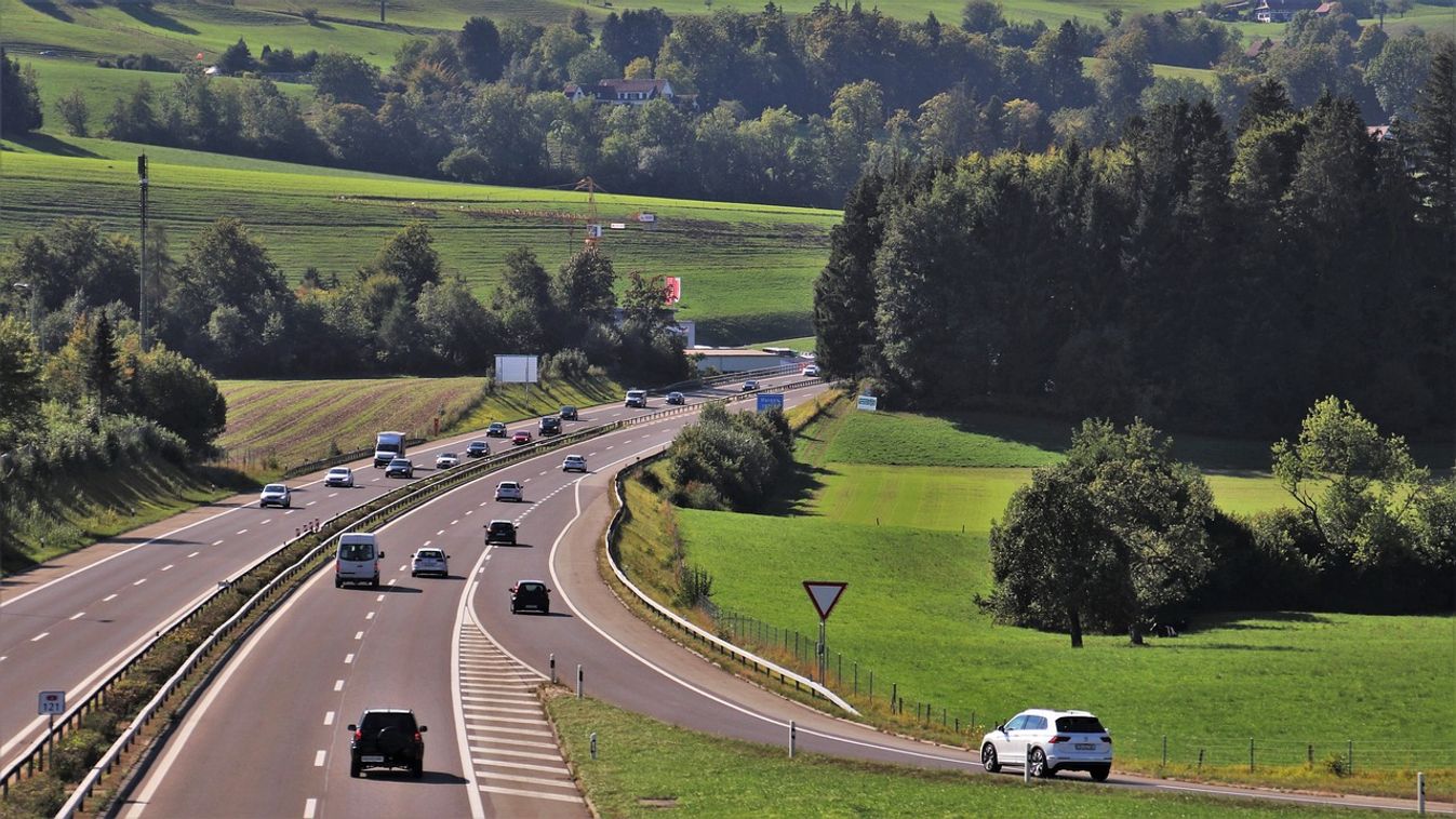 Mennyibe kerülnek a magyar autópálya-matricák?