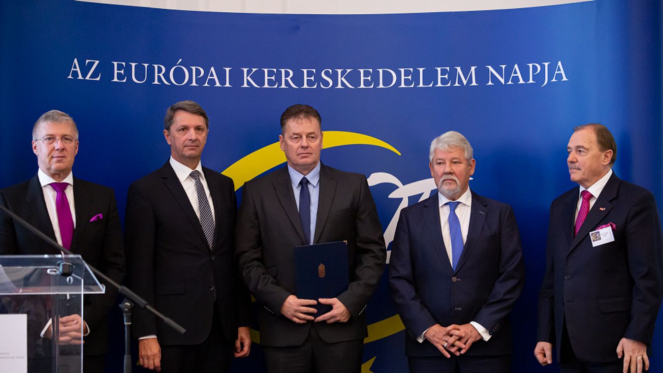 Elismerés a Coop dolgozójának