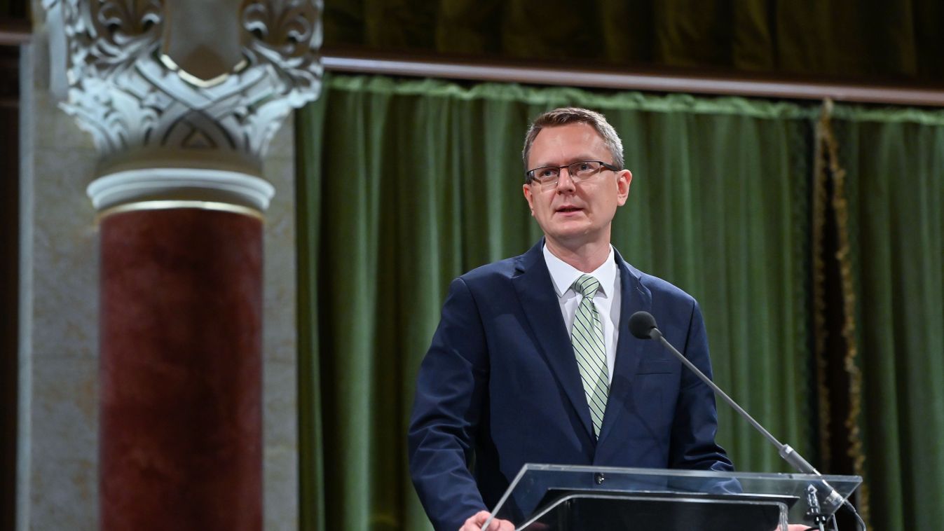 Rétvári: minden magyar pedagógusra büszkék lehetünk