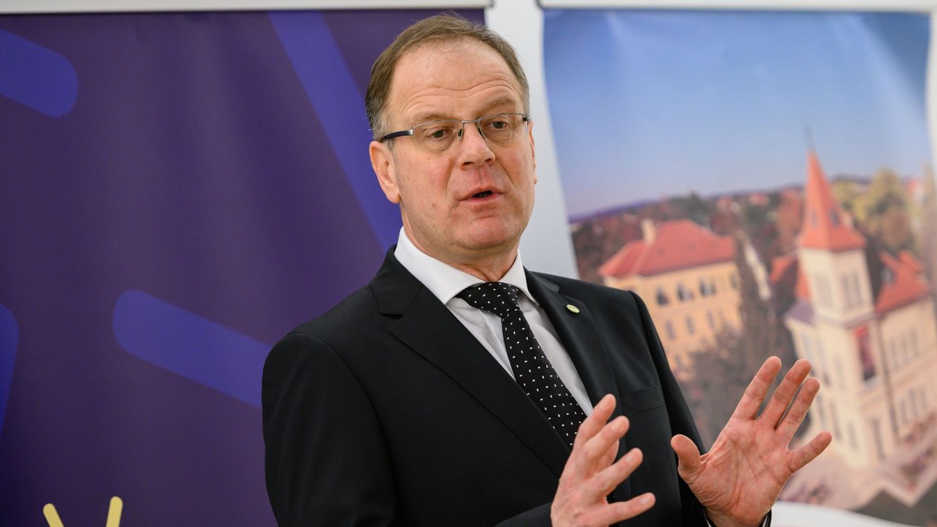 Navracsics: egy egyetem térségszervező tényező is