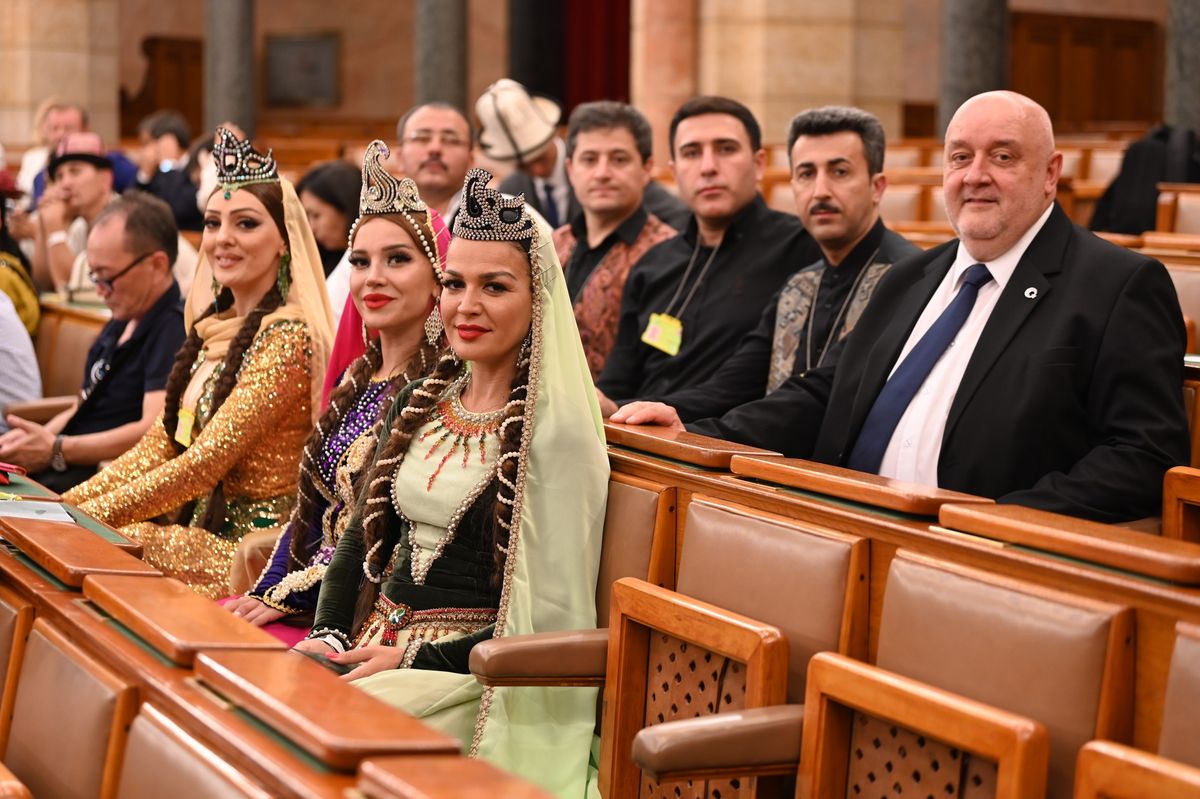 Török népviseletbe öltözött hölgyek a Parlamentben