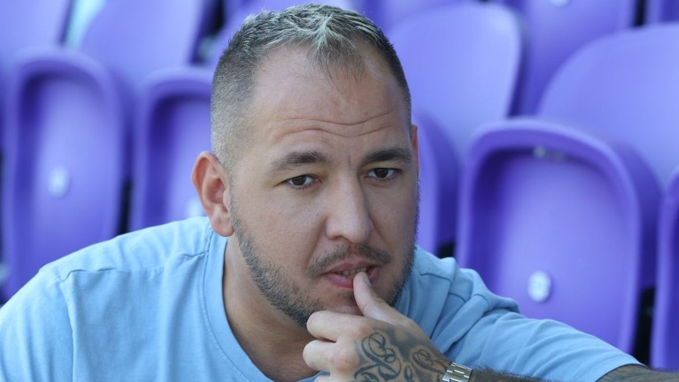 Ismert zenészt fenyeget veréssel Curtis