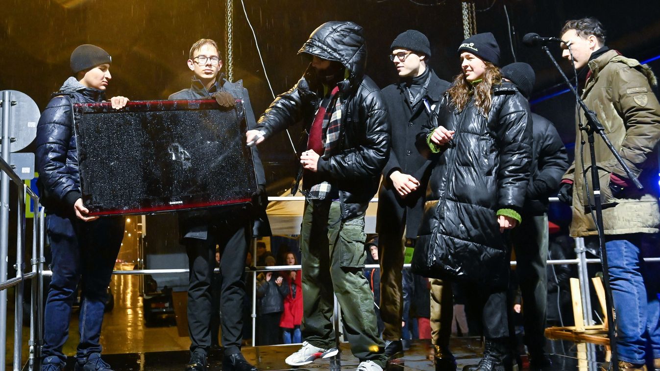 Az oktatásügyért tartottak demonstrációt a közmédia épülete előtt