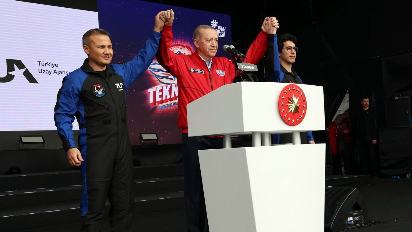 Újra megjelent a nyilvánosság előtt a török elnök