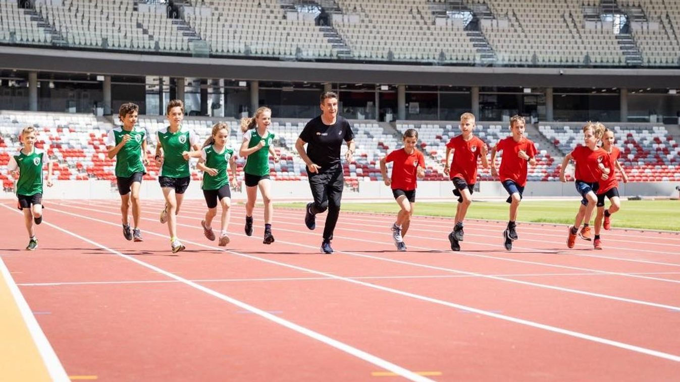 Sebastian Coe avatta fel a Nemzeti Atlétikai Központ futópályáját