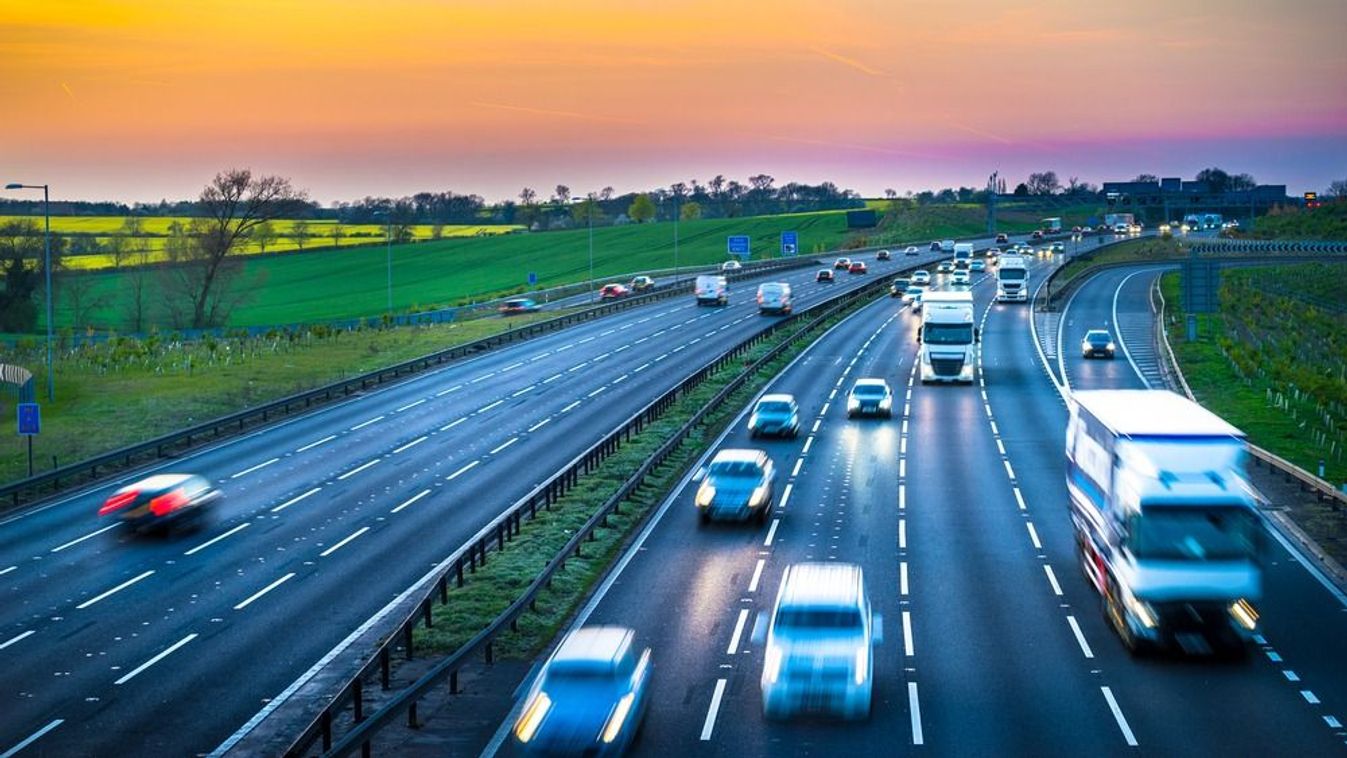 Ijesztő: így korcsolyázott a sofőr nyári gumikkal az autópályán