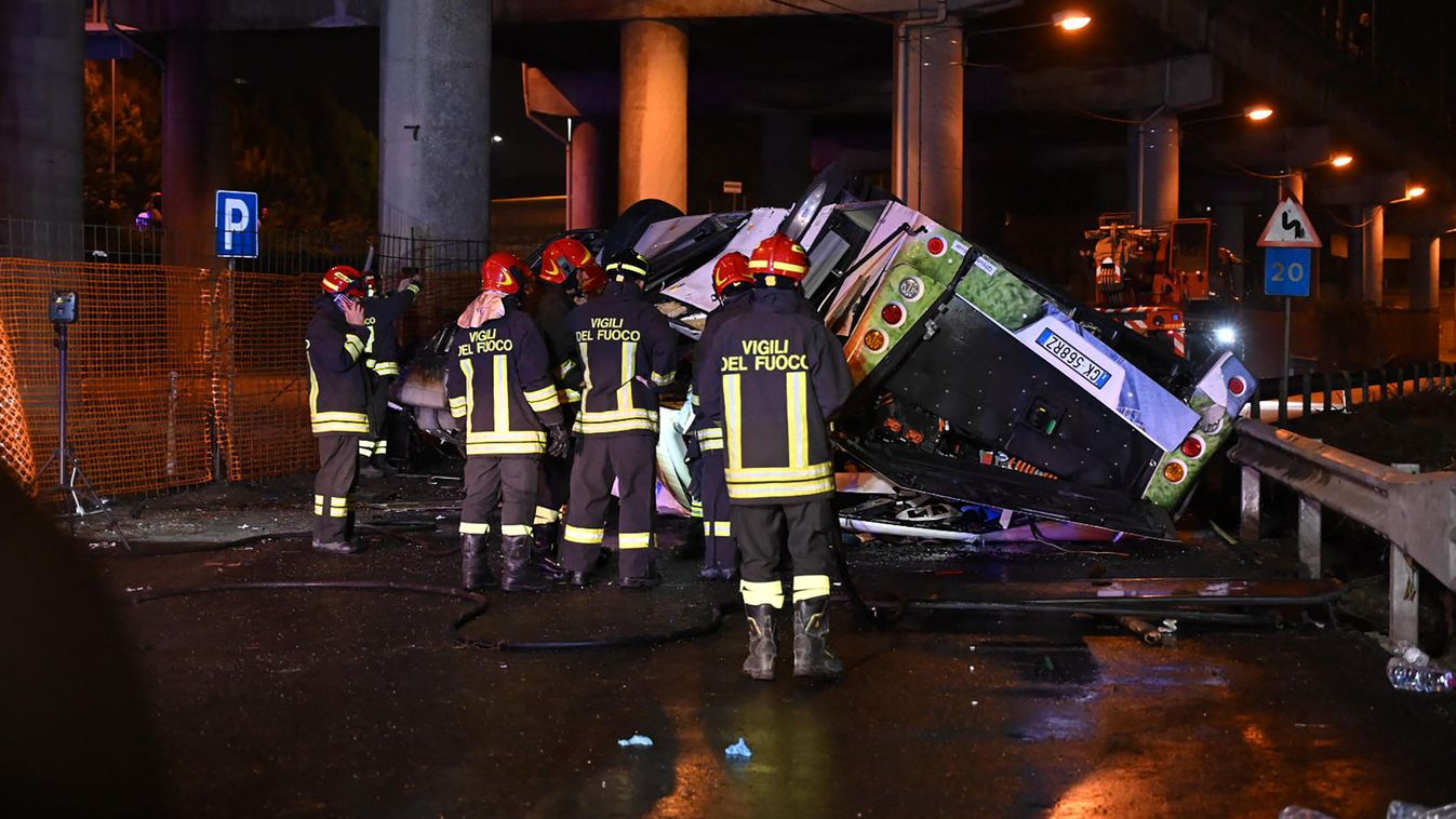 Borzalmas tragédia: 21 ember meghalt, amikor lezuhant egy busz a felüljáróról Velence mellett