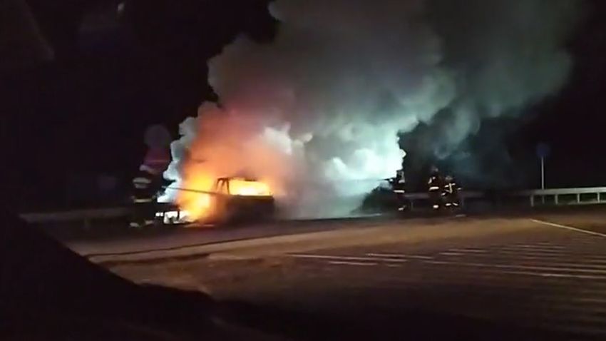 SZON – Hatalmas lángokkal égett egy autó a 49-es úton (Videó)