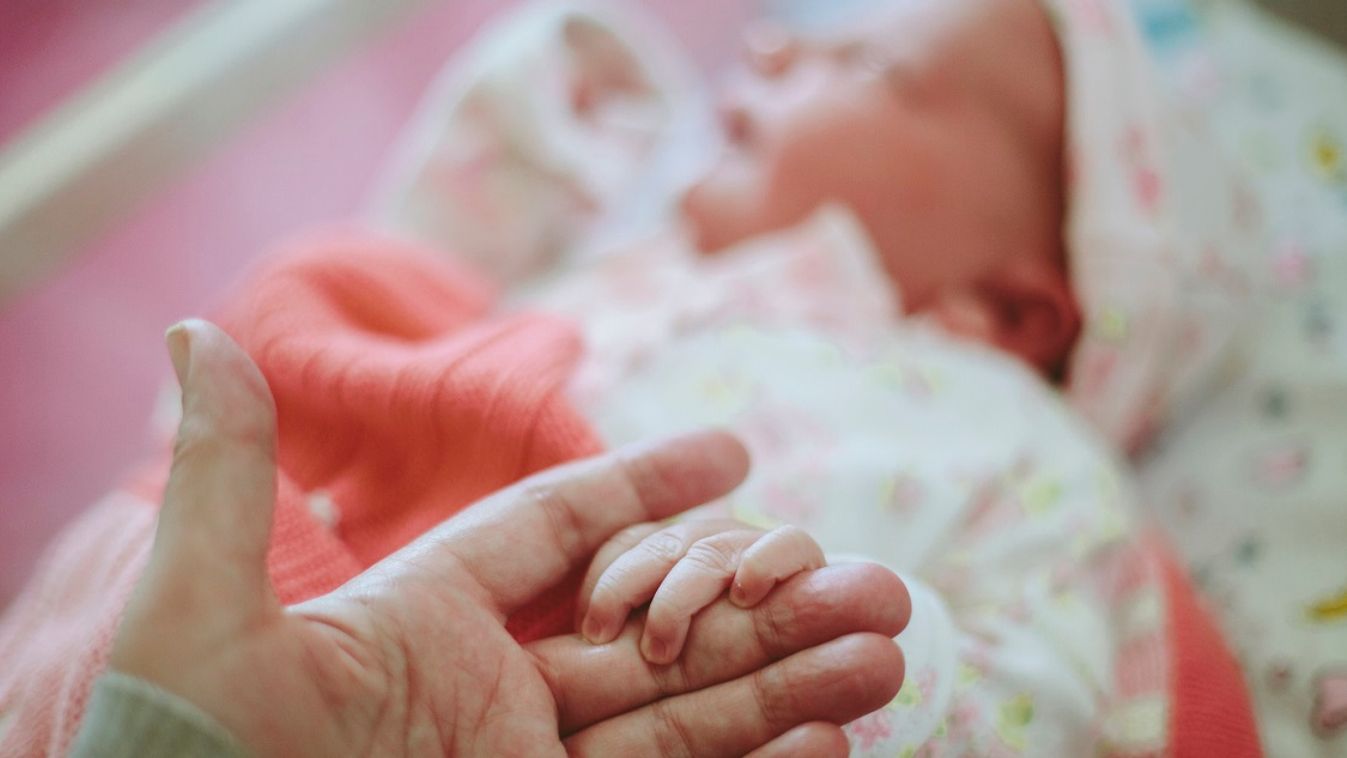 Anya nélkül, a család szeretetében kell felnőniük