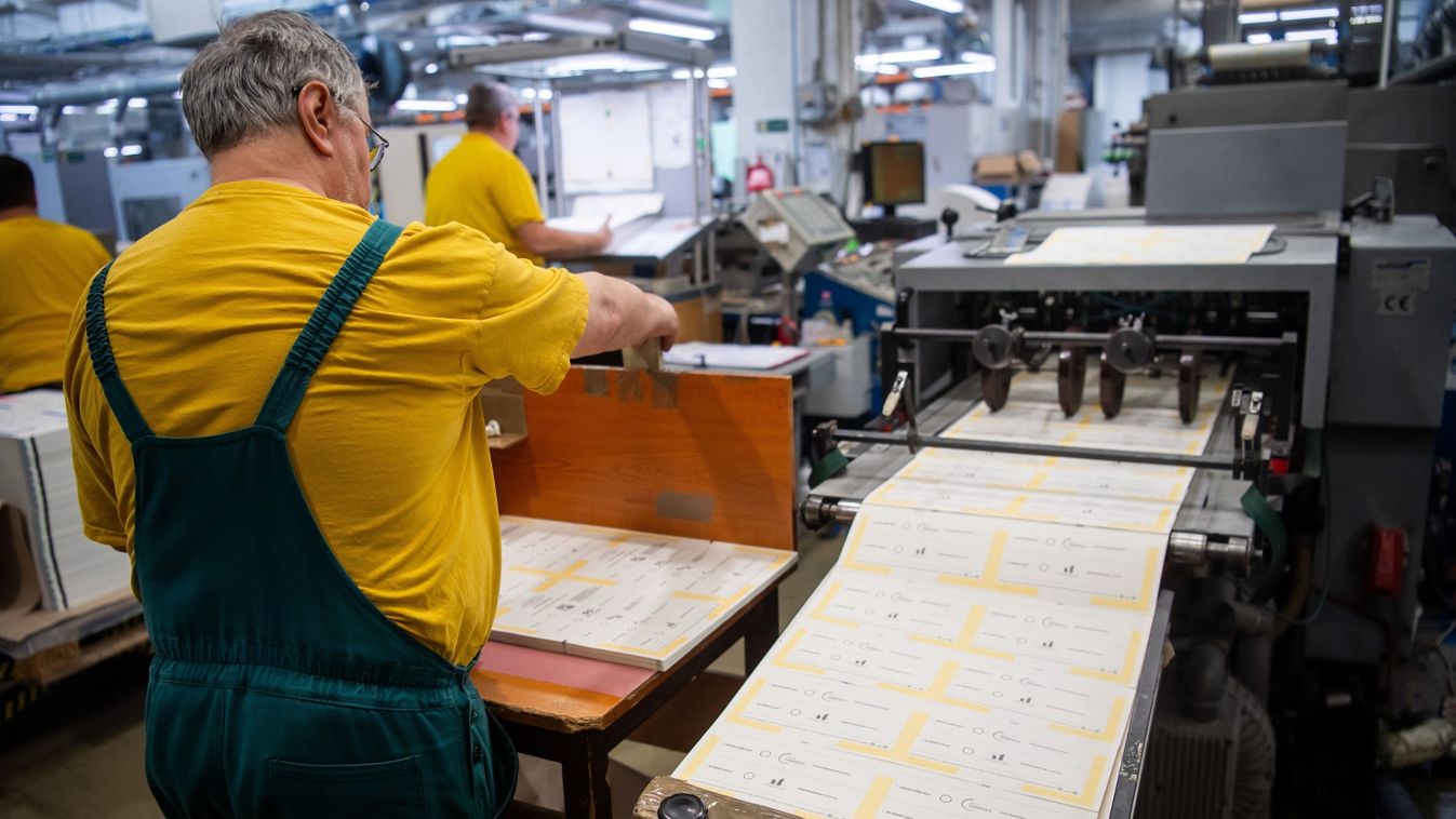 Már nyomtatják a szavazólapokat, több mint 10 ezer félét