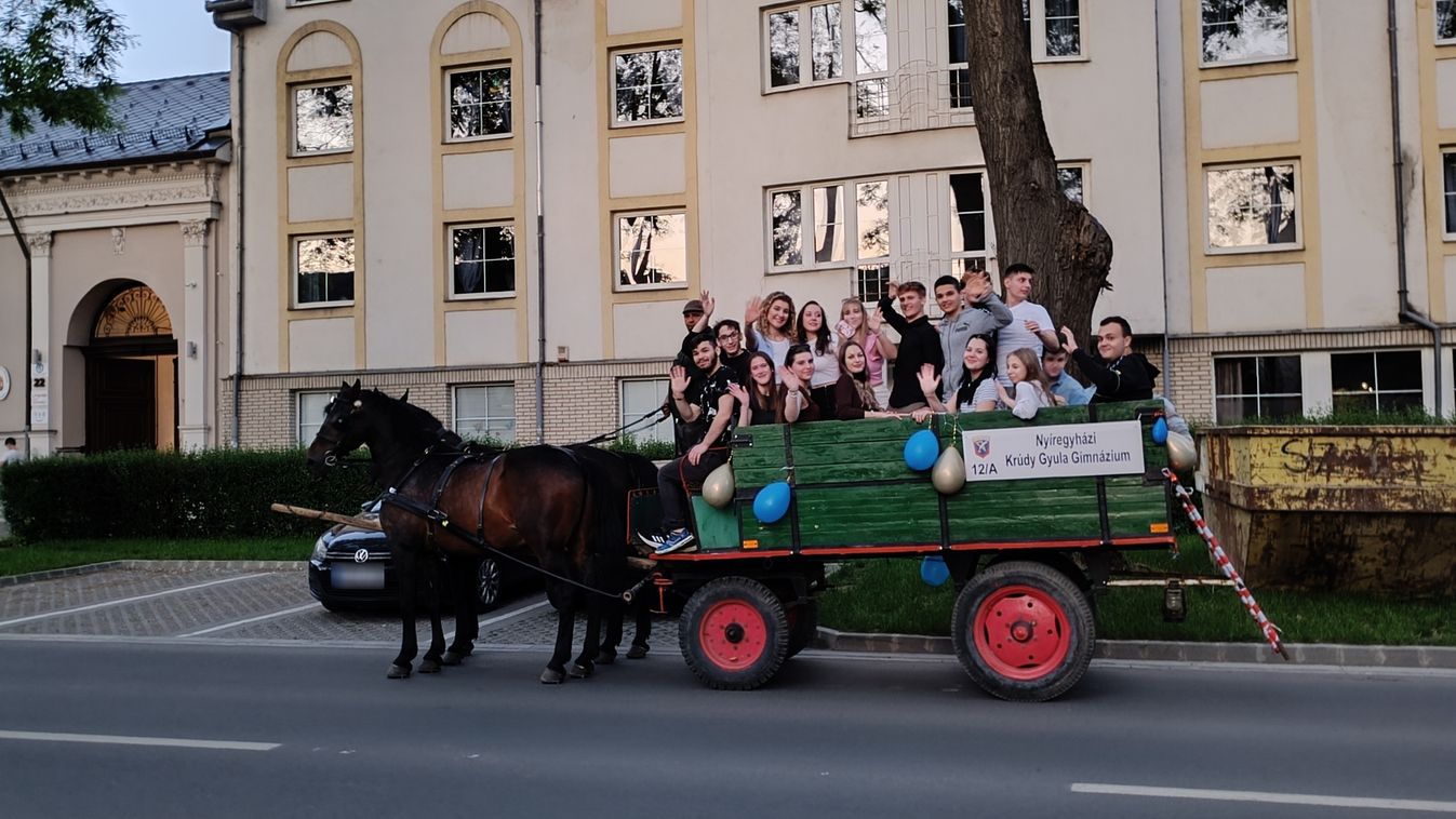 Lovas kocsikon a szerenádozó ifjak