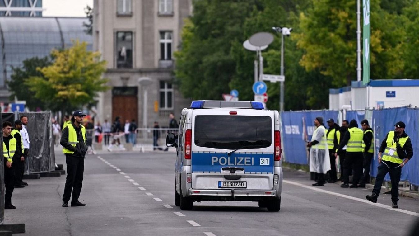 Egy gyanús hátizsák miatt a rendőrök kiürítették a berlini szurkolói zónát