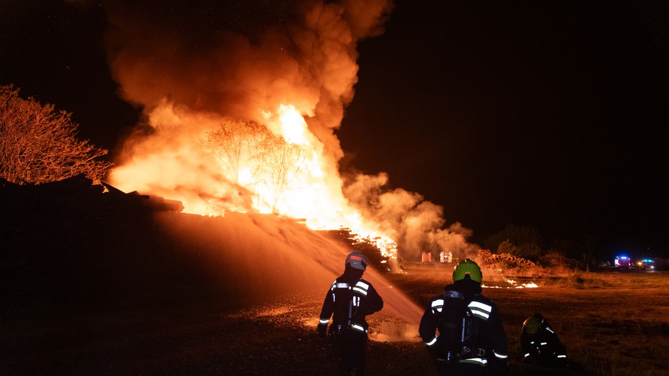 Kigyulladt egy több száz négyzetméteres műszakivizsga-állomás Ajakon