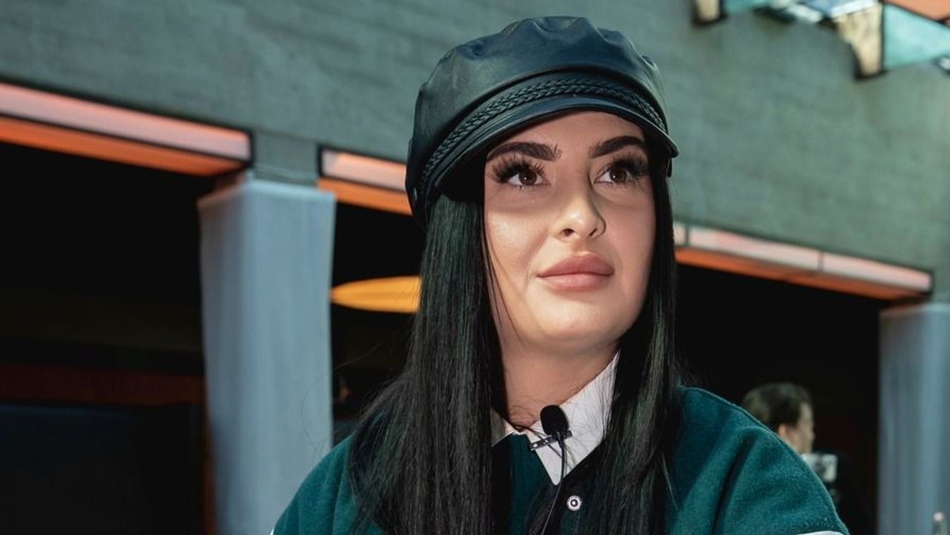 "Mintha kisebbek lennének..." - Feszülős farmerben és hasvillantós topban pózolt nyíregyházi énekesnő