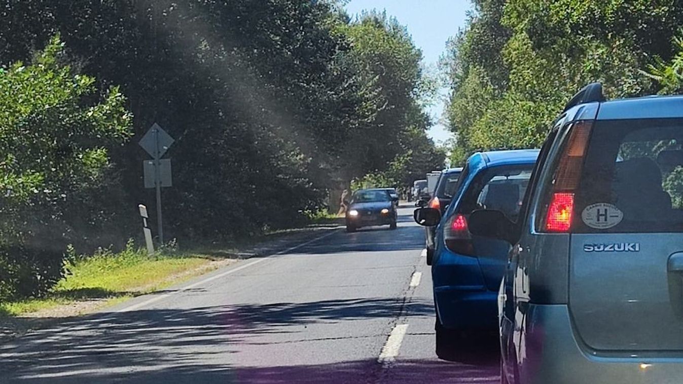 Teljes útzár Napkornál! - Három autó karambolozott