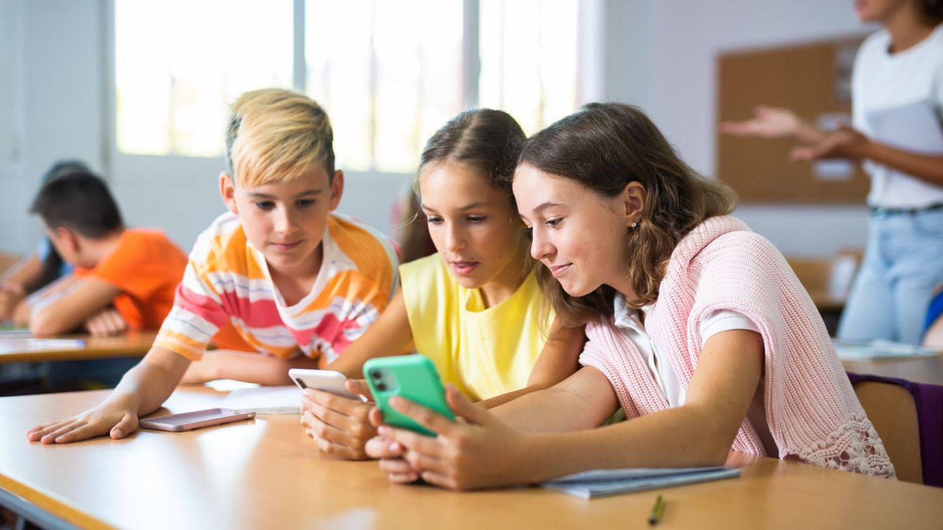 Betiltják a mobiltelefonok használatát a görögországi iskolákban