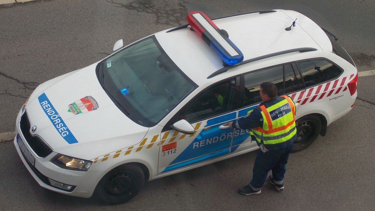 Füstölő autóval menekült a rendőrök elől egy magyar férfi (videó)