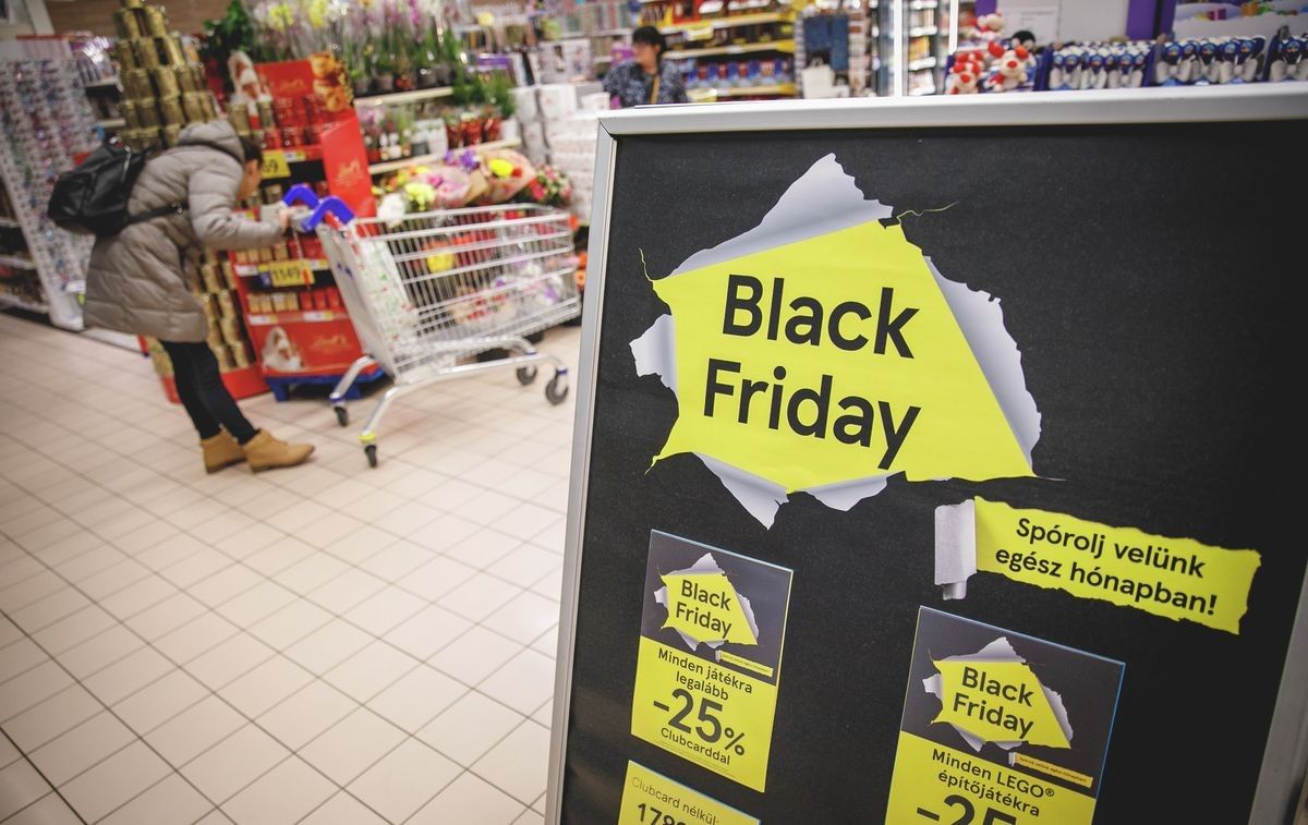 A webshopok mellett a fizikai boltokban is van Black Friday