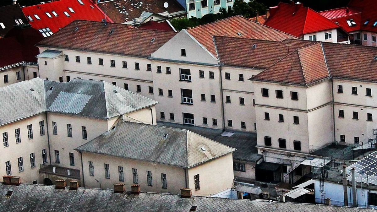 Ügyészt akart ölni, fogkefe, borotva, ügyész