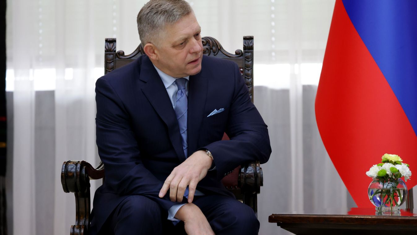 Üzent Fico Zelenszkijnek