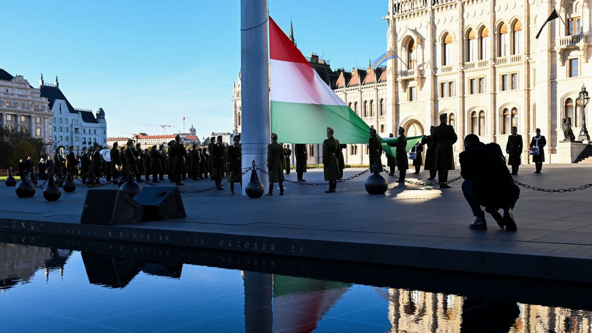 Felvonták, majd félárbócra engedték a nemzeti lobogót az Országház előtt