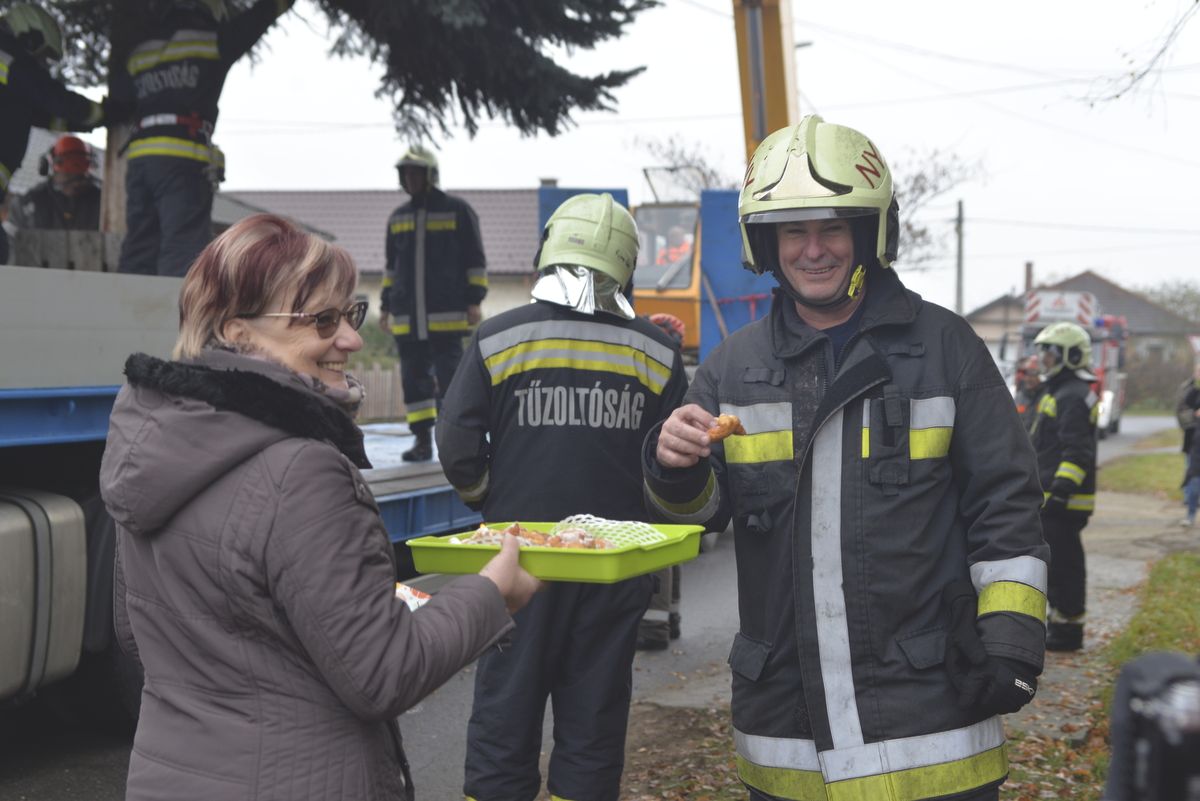 Mindenkinek jól esett a hidegben a finom csőröge. 