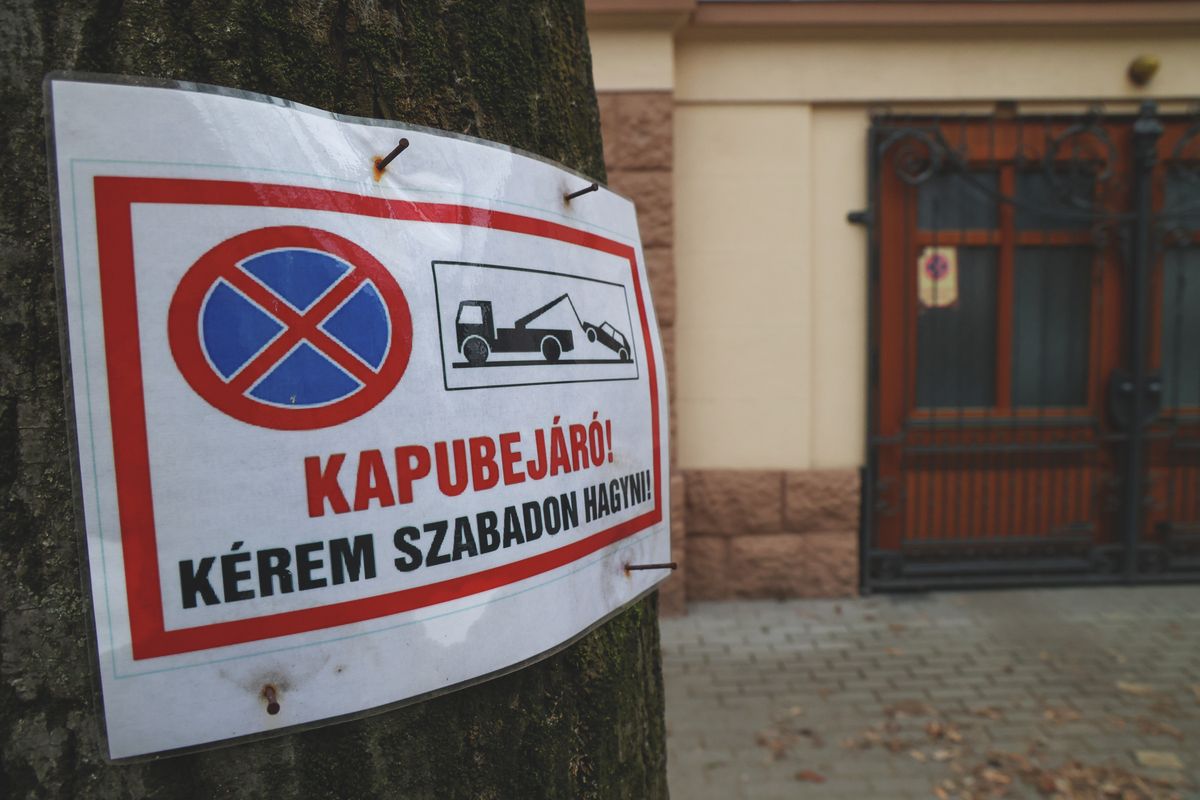 szabálytalan parkolás, bírság, parkoló, autó, kapubejáró, rendőrség, közterület-felügyelet