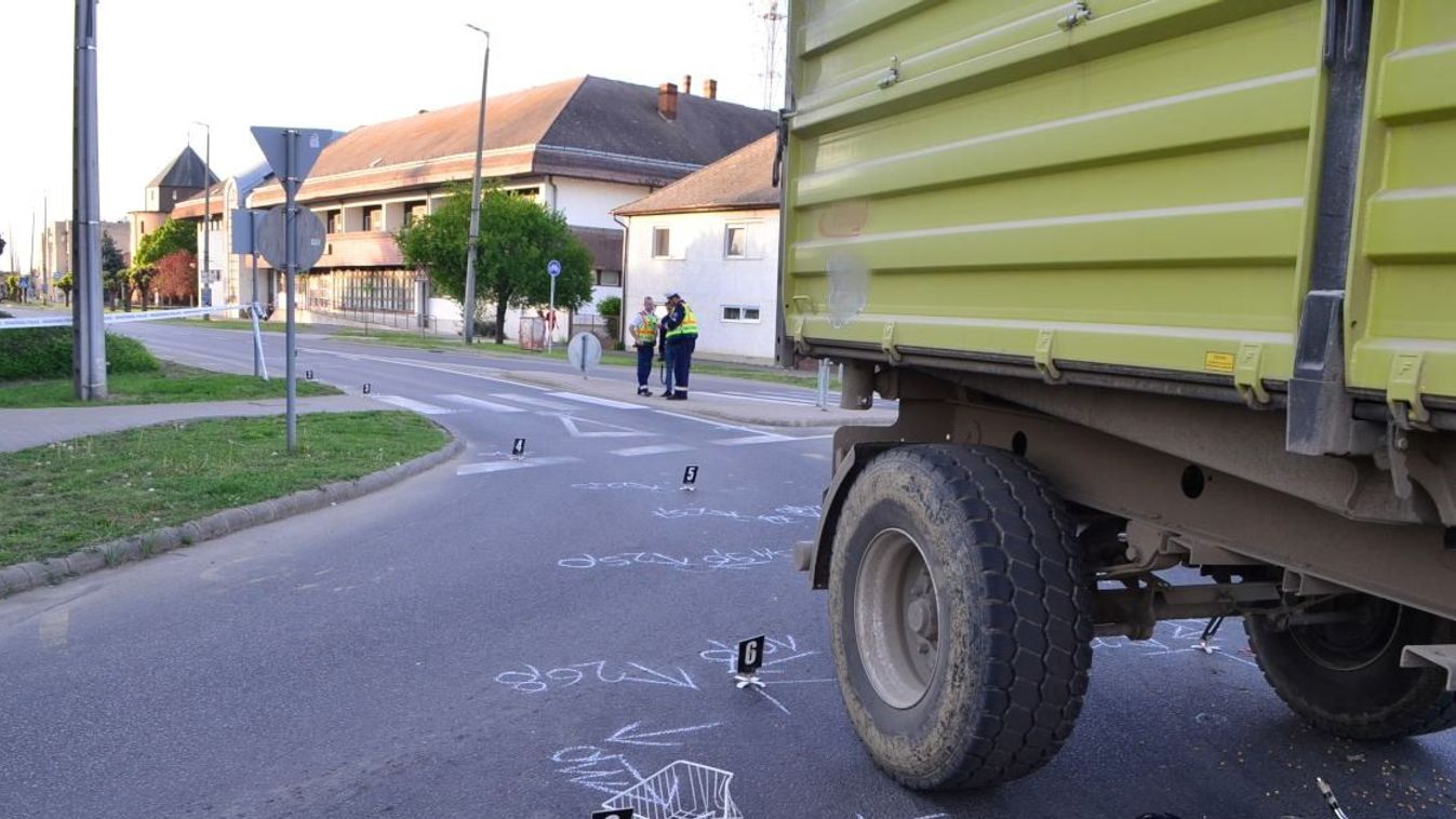 Tragédia a fehérgyarmati körforgalomban: esélye sem volt a biciklisnek a járműszerelvénnyel szemben...