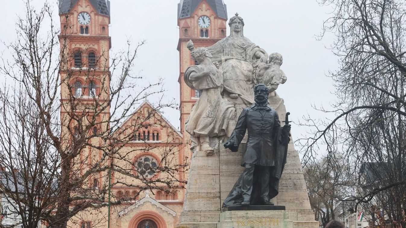 Vigyázat! Mély gödör okozhat balesetet Nyíregyháza forgalmas utcájában