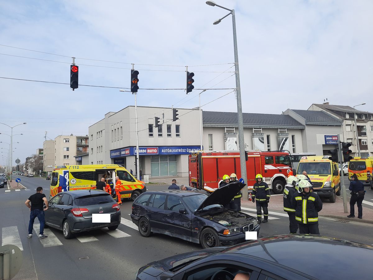 négyes karambol Nyíregyházán, belváros,