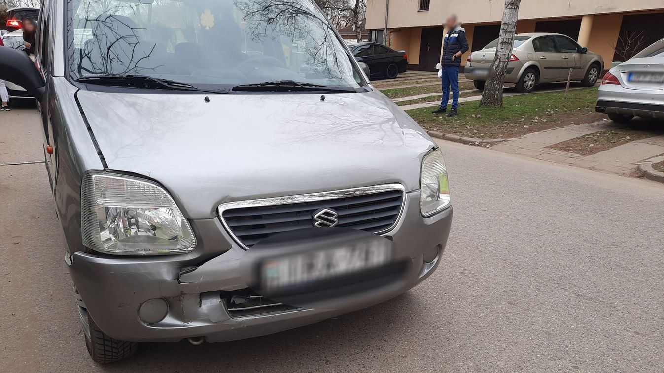 Rosszul lett egy sofőr vezetés közben és parkoló autónak ütközött