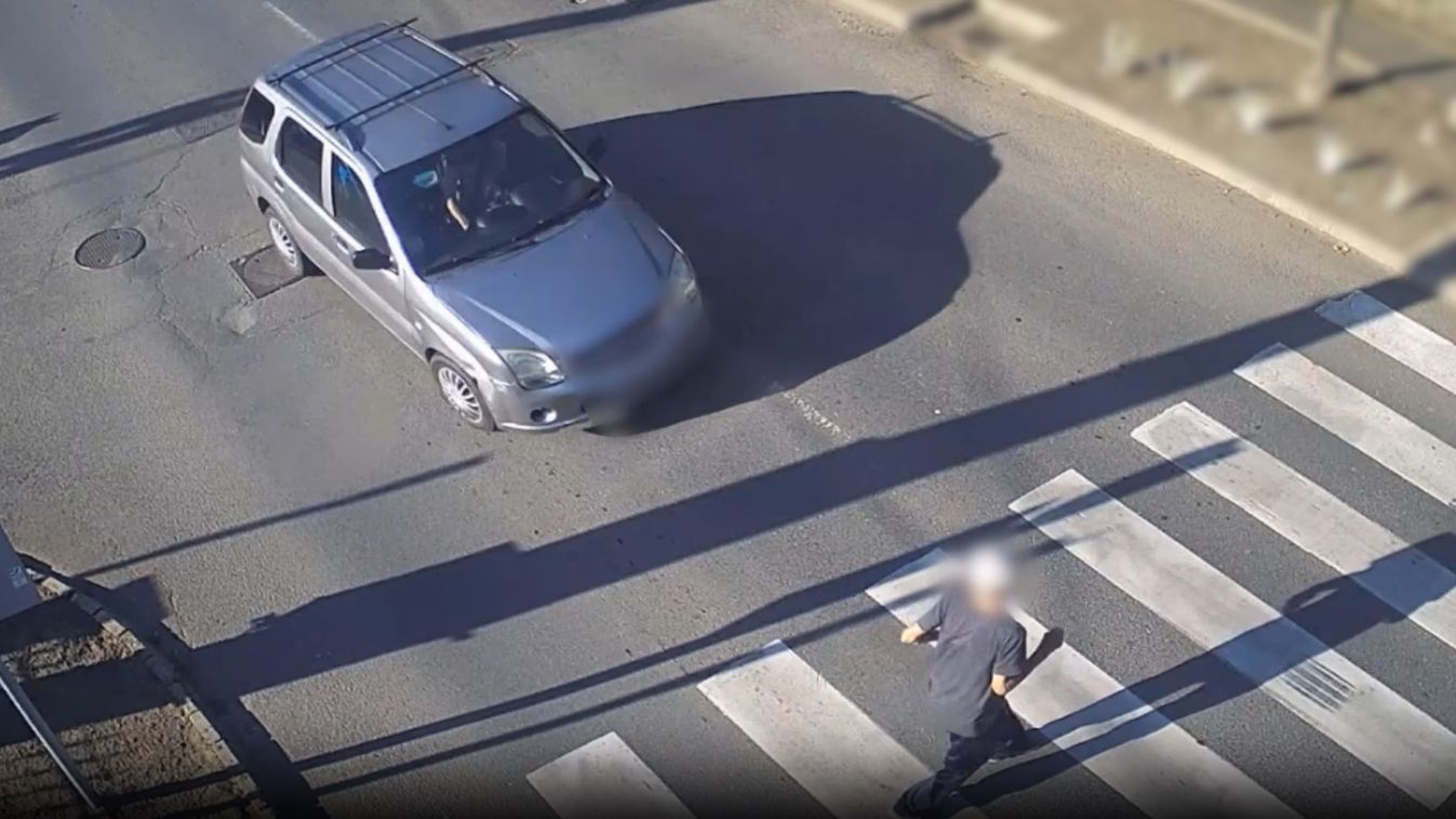 Felvétel csak erős idegzetűeknek! Így gázolta el a figyelmetlen sofőr a férfit a zebrán Szabolcsban! (videó)