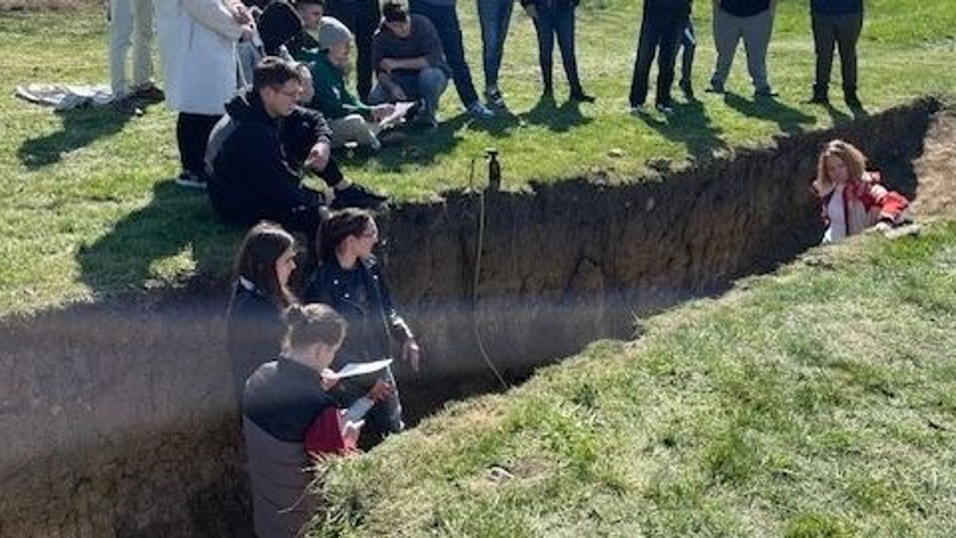 Megnyílt a föld Nyíregyházától egy órára! Szakértők érkeztek a helyszínre! (fotókkal)