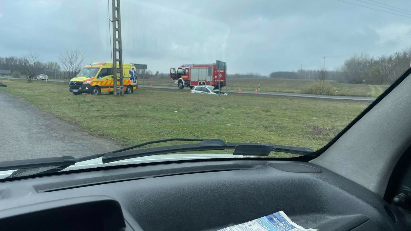 Figyelem! Durva baleset a 4-es főúton: félpályán halad a forgalom