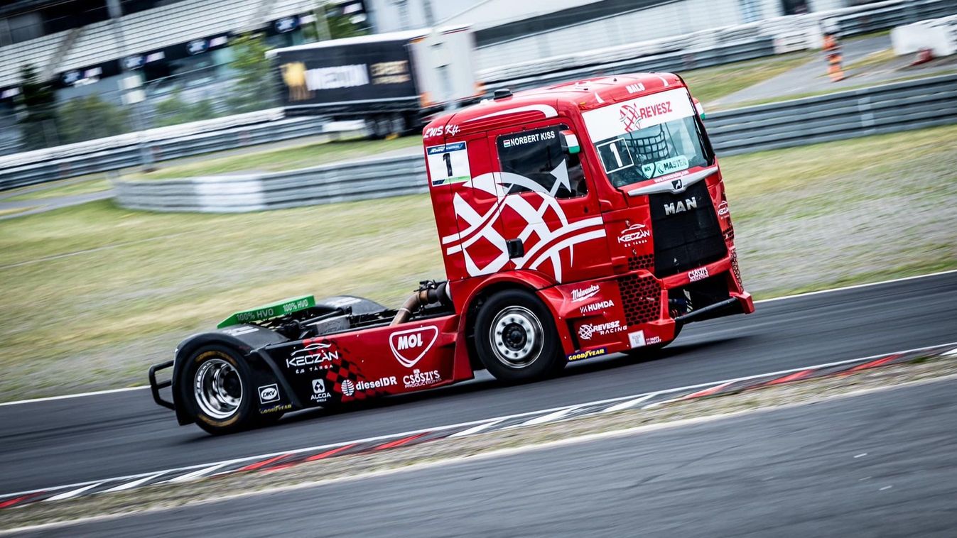 Hoppá! Nagy dobásra készül Kiss Norbi és a Révész Racing Team