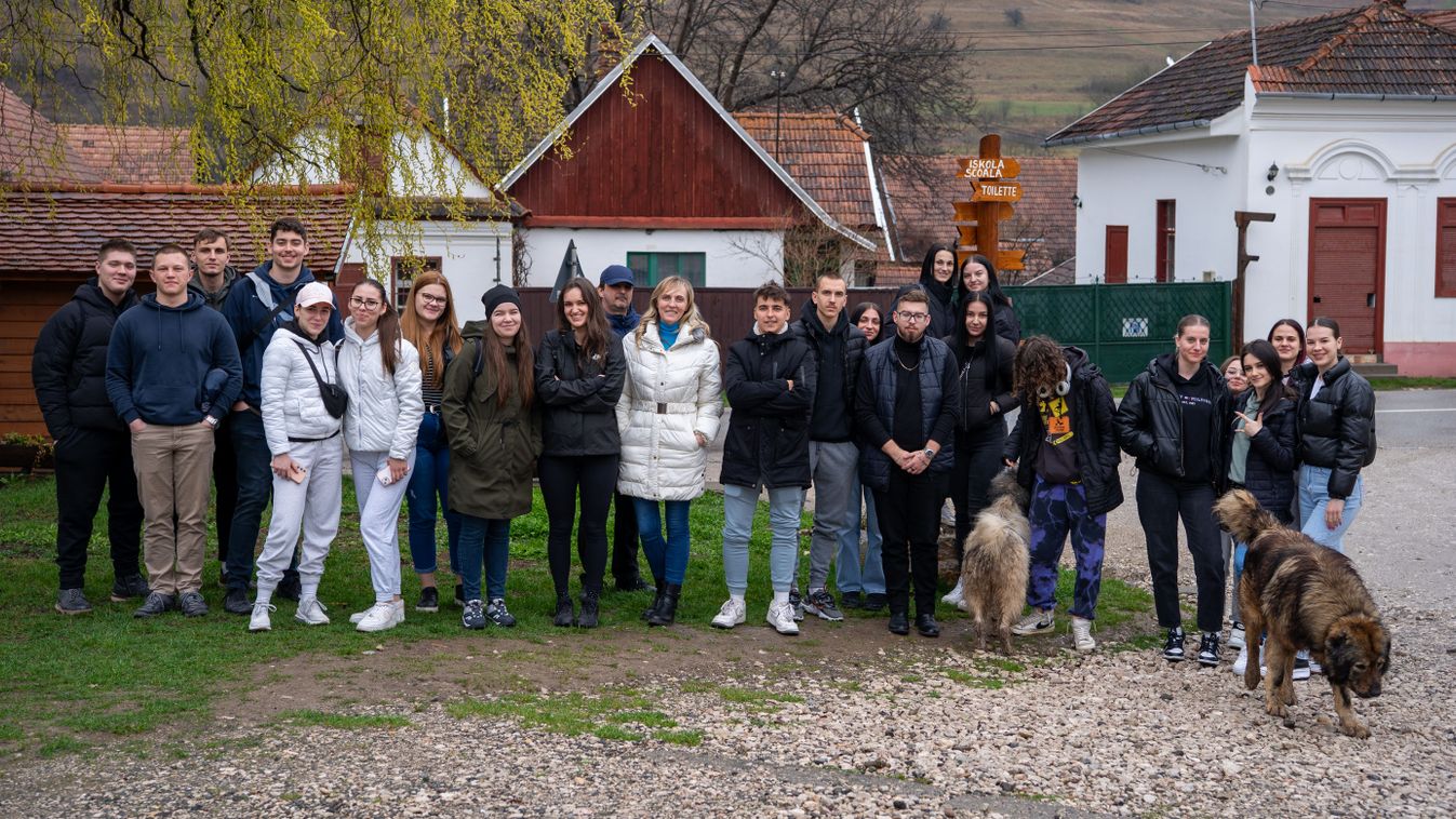 Sóbányában csónakázó csengeriek