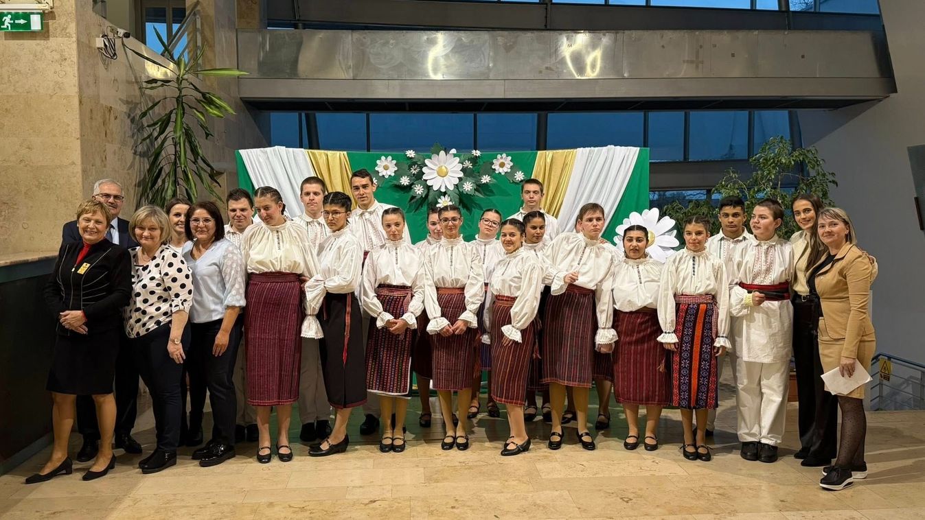 Megható műsor Nyírbátorban a Down-szindrómásokért (fotókkal)
