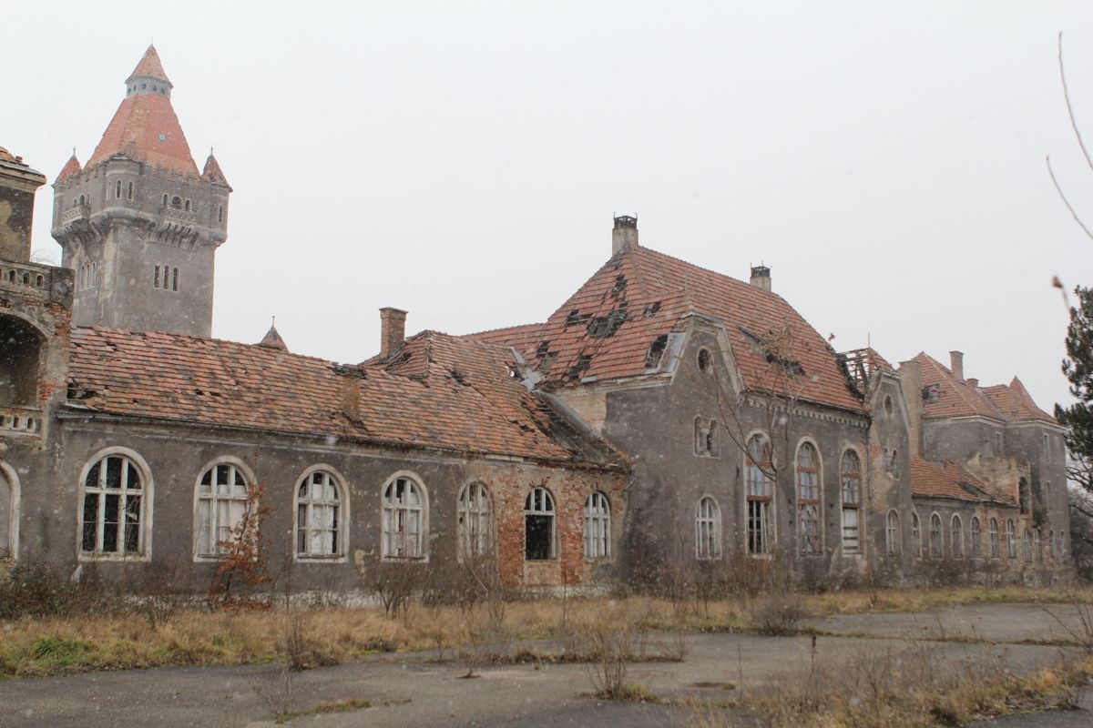 urbex, szellemkastély, laktanya