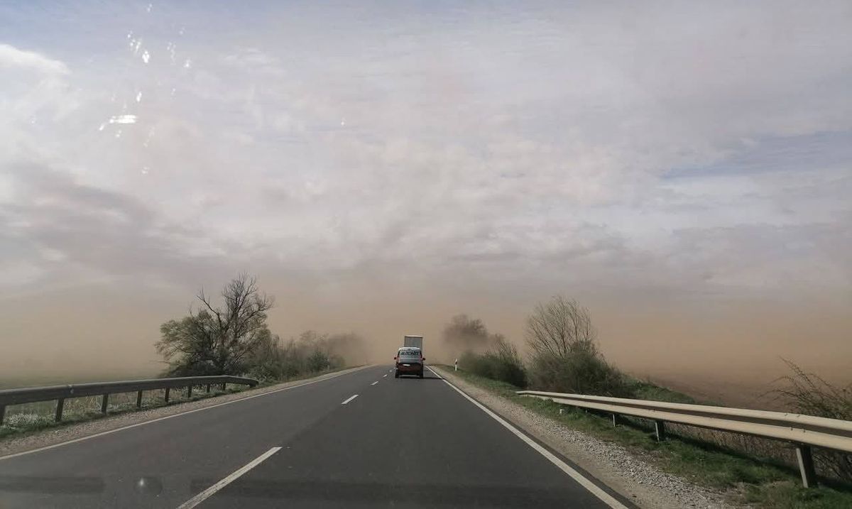Hatalmas a porfelhő a 4-esen.