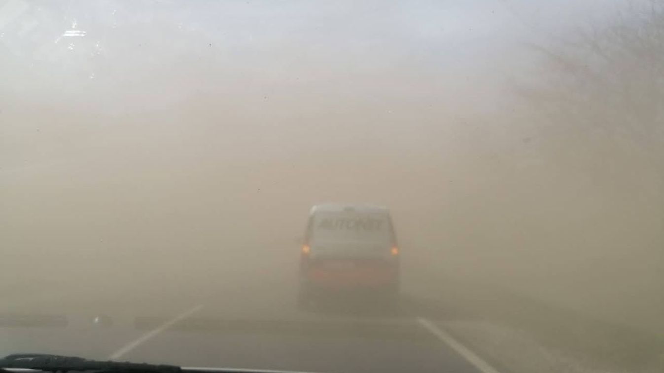 Iszonyatos porvihar tombol a 4-es főúton! Az orrukig sem látnak az autósok! (fotók, videó)