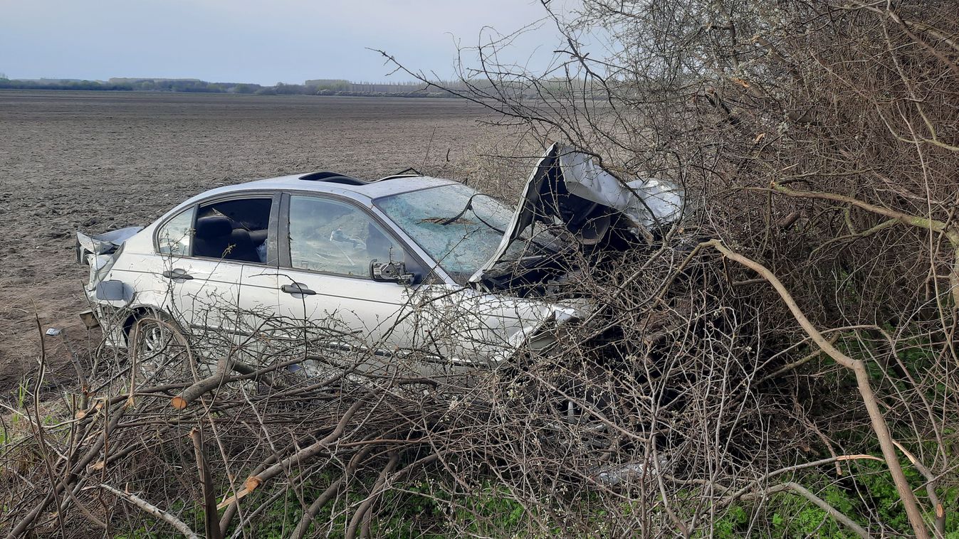 Súlyos baleset a 41-es főúton – egy embert a tűzoltók emeltek ki az autóból (fotók)
