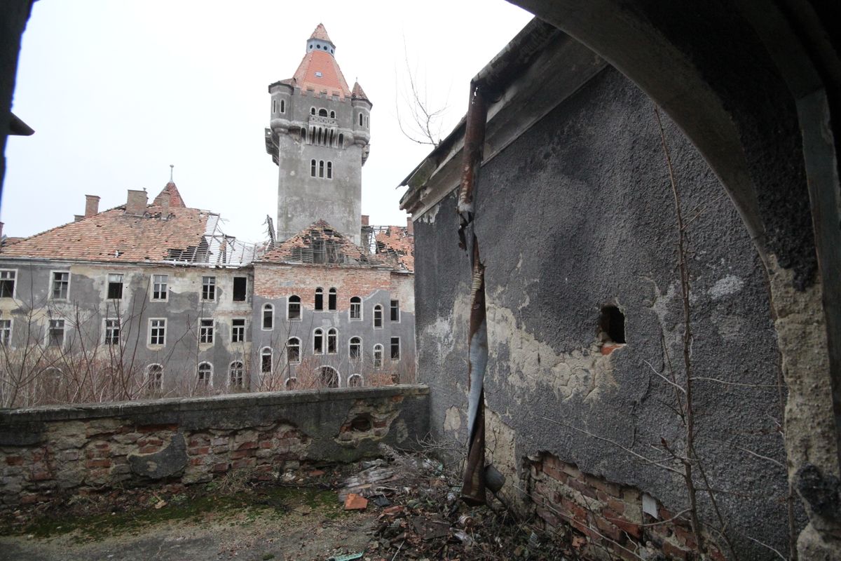 urbex, szellemkastély, laktanya