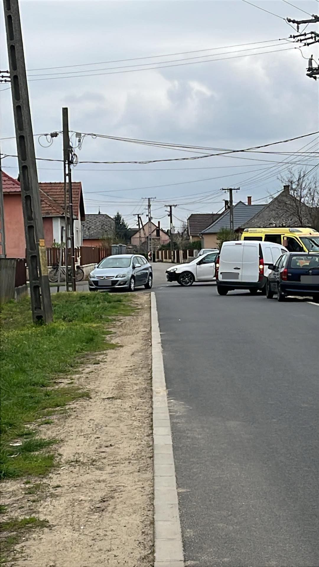 Durva baleset akadályozza a forgalmat, mentők a helyszínen