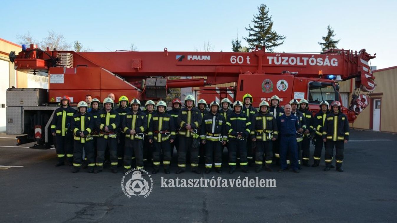 Megható pillanatok: könnyek között, díszsorfalat állva búcsúztatták mindenki Pista bácsiját