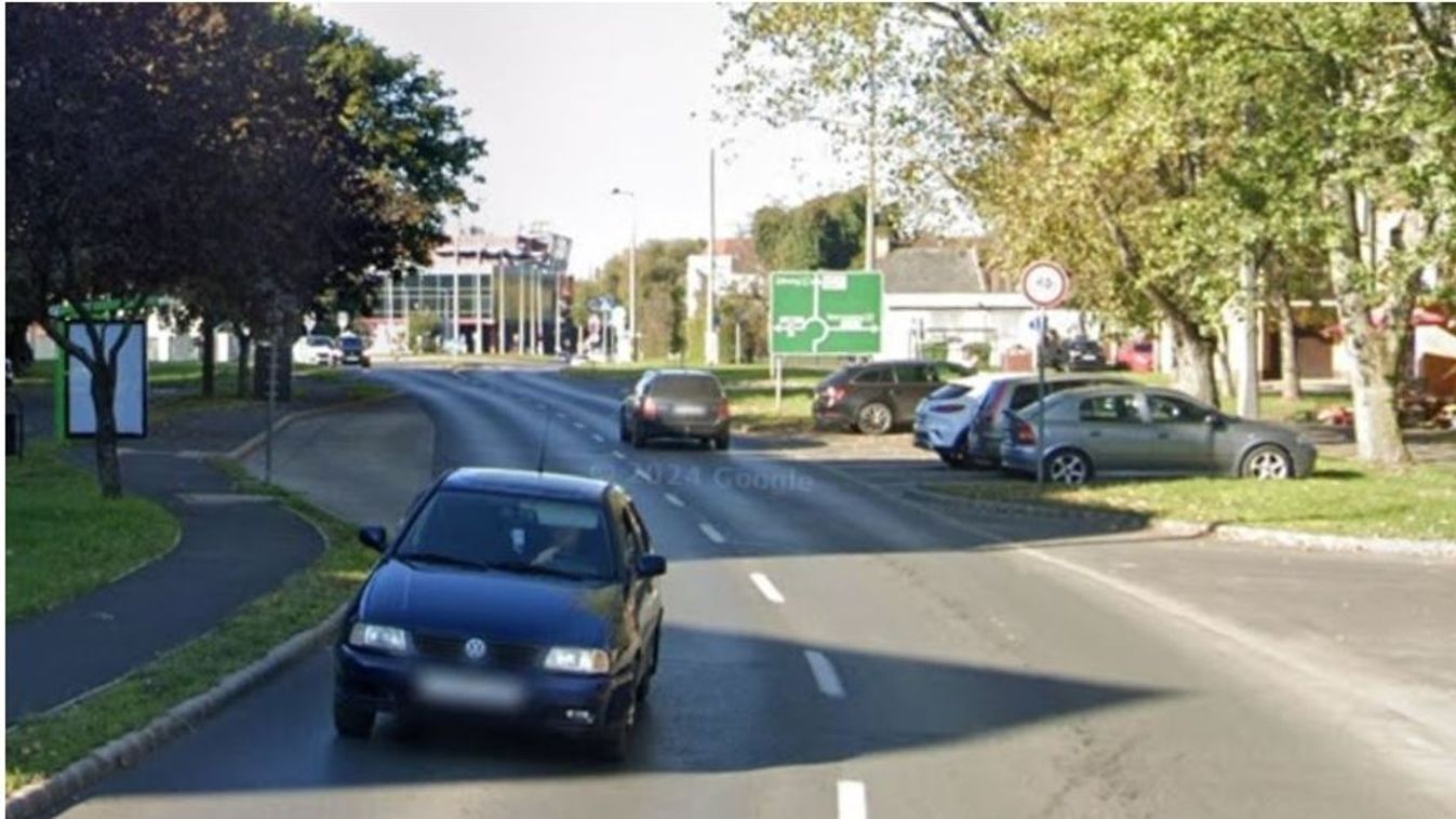 Kamikazesofőr a nyíregyházi körforgalomban! Ezt tette, miközben gyerekek ültek a hátsó ülésen!