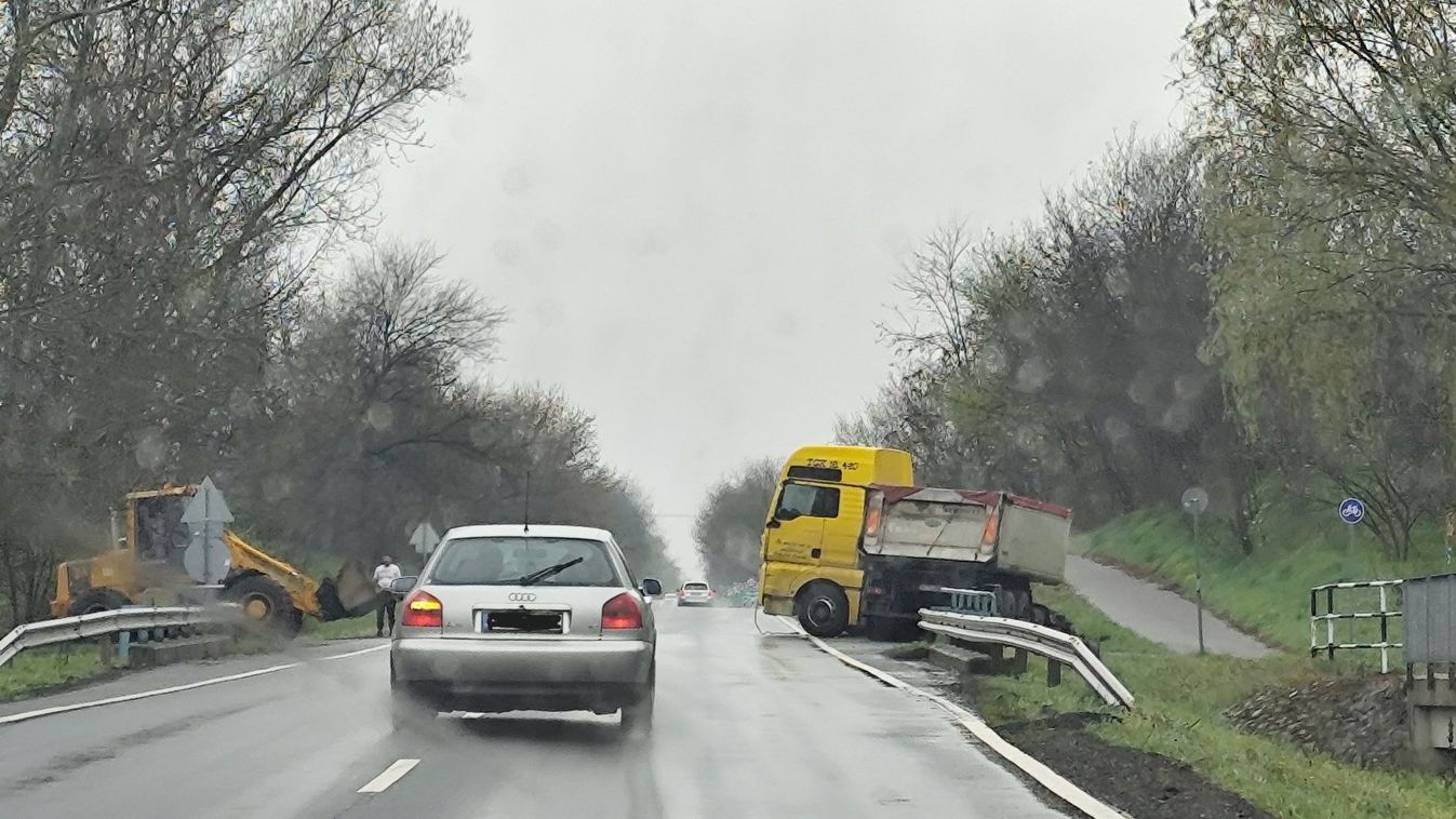 Újabb kamion csúszott az árokba! Lassítja a forgalmat!