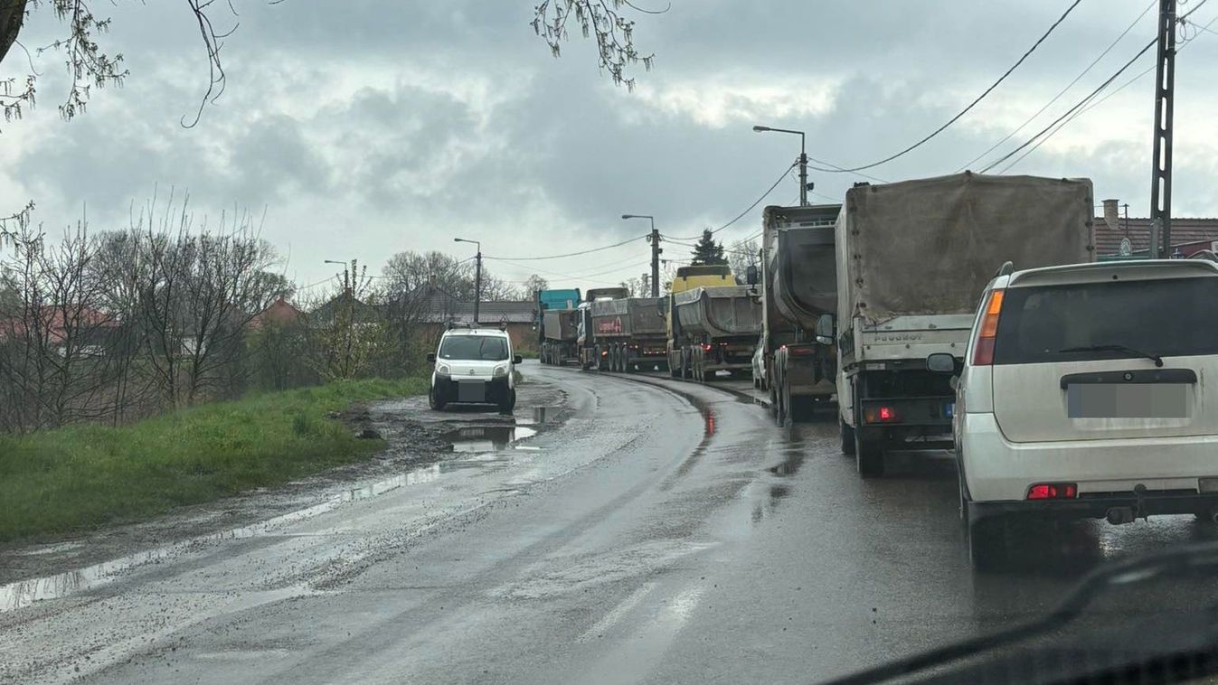 Hatalmas torlódás – lerobbant kamion akadályozza a forgalmat Szabolcsban