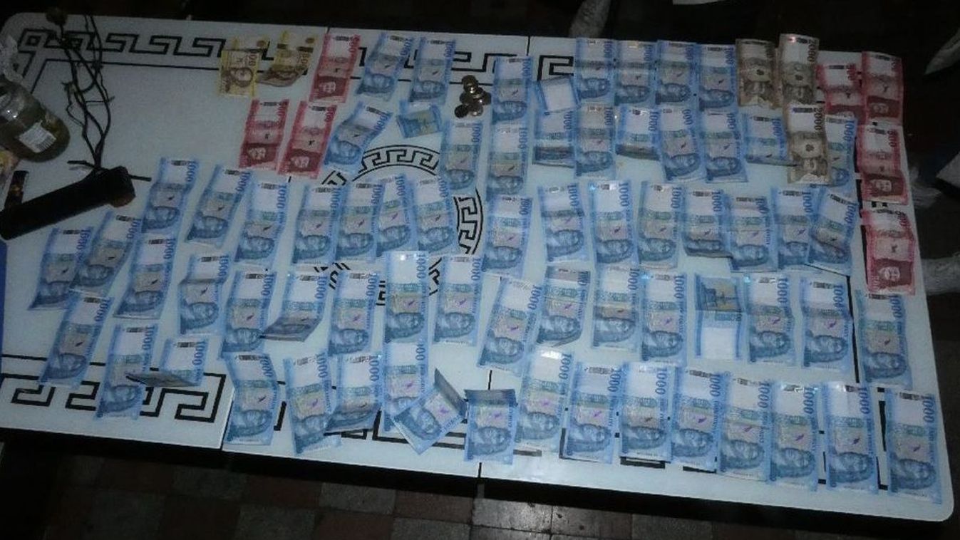 Talán a szomszédok sem gondolták, miből él a tiszavasvári férfi! Terítőt lehetne varrni a megtalált pénzből!